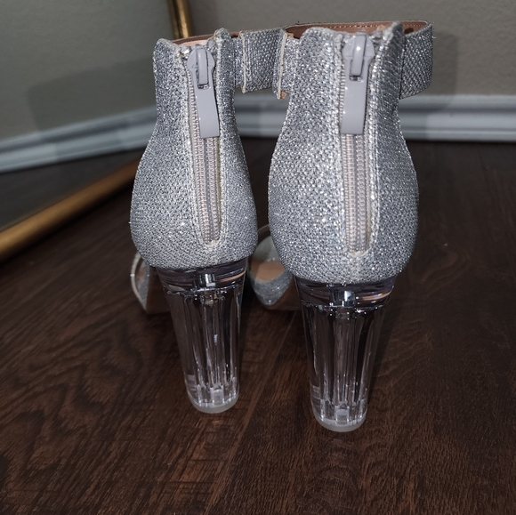 Silver heels - Picture 5 of 6